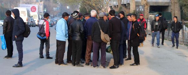 Граждане Таджикистана на рынке труда в городе Худжанде - Sputnik Тоҷикистон