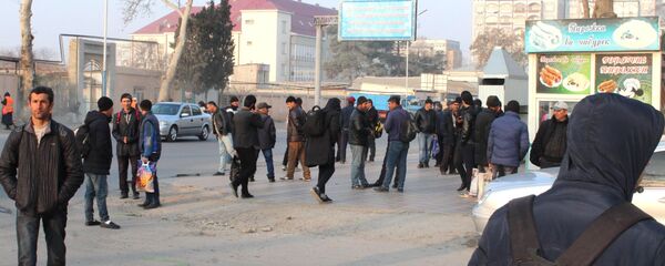 Граждане Таджикистана на рынке труда в городе Худжанде - Sputnik Таджикистан