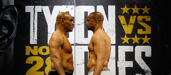 Майк Тайсон и Рой Джонс-младший на битве взглядов - Sputnik Таджикистан