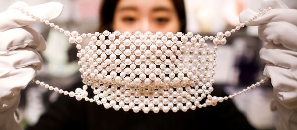 Маска из жемчуга в магазине в Токио  - Sputnik Тоҷикистон