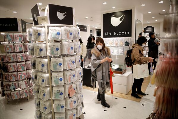 Покупатели в магазине масок в Токио - Sputnik Тоҷикистон