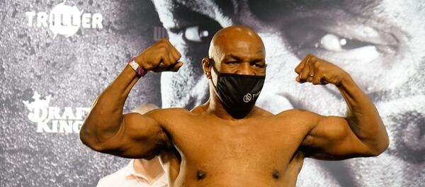 Майк Тайсон на взвешивании перед боем с Роем Джонсоном Майк Тайсон на взвешивании перед боем с Роем Джонсоном - Sputnik Таджикистан