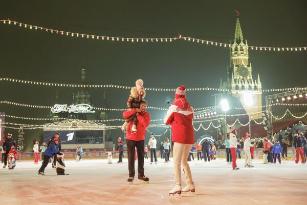 Гости на открытии ГУМ-катка на Красной площади в Москве - Sputnik Таджикистан