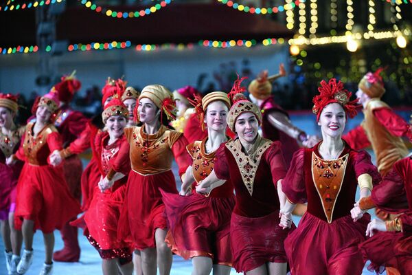 Артисты ледового шоу выступают на открытии ГУМ-катка на Красной площади в Москве - Sputnik Таджикистан