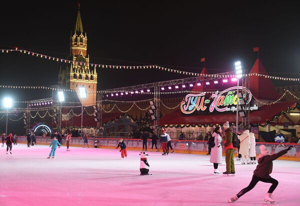 Гости катаются после открытия ГУМ-катка на Красной площади в Москве - Sputnik Таджикистан