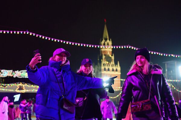 Гости на открытии ГУМ-катка на Красной площади в Москве - Sputnik Таджикистан