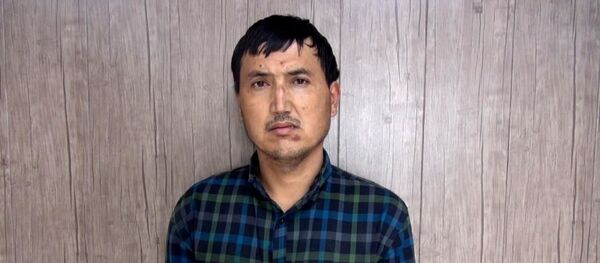 Задержанный сотрудниками правоохранительных органов Урозбек Каракулов - Sputnik Тоҷикистон