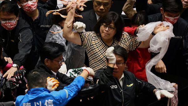 Тайваньские парламентарии кидаются друг в друга свиными потрохами - Sputnik Таджикистан