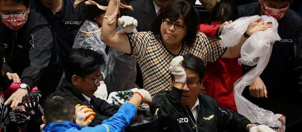 Тайваньские парламентарии кидаются друг в друга свиными потрохами - Sputnik Таджикистан