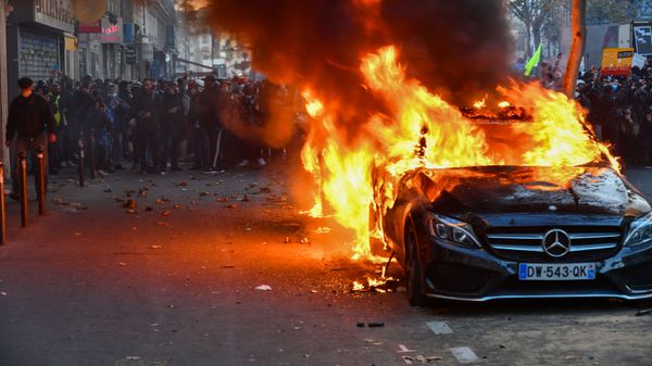 Горящий автомобиль во время акции недовольства действиями правоохранительных органов в отношении мигрантов и против внесения поправки к закону О национальной безопасности в Париже - Sputnik Таджикистан