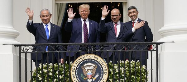 Премьер-министр Израиля Биньямин Нетаньяху,  президент США Дональд Трамп, министр иностранных дел Бахрейна Абдуллатиф бин Рашид аль-Зайани и министр иностранных дел ОАЭ Абдалла бен Заид Аль Нахайян - Sputnik Тоҷикистон