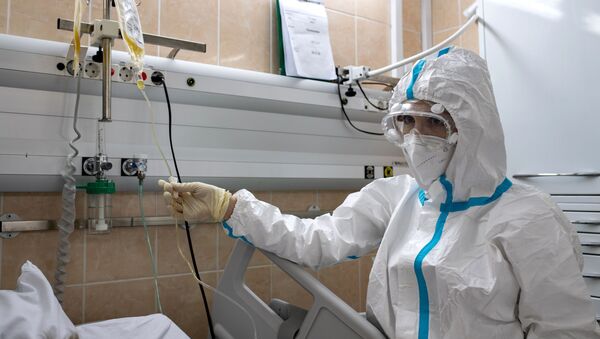 Медицинский работник в спецзащите в отделении реанимации и интенсивной терапии - Sputnik Таджикистан