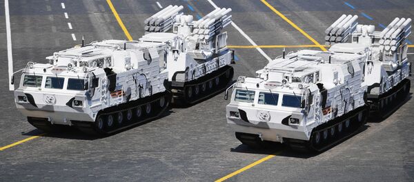 Зенитные ракетно-пушечные комплексы Панцирь-СА во время военного парада на Красной площади Зенитные ракетно-пушечные комплексы Панцирь-СА во время военного парада на Красной площади - Sputnik Таджикистан