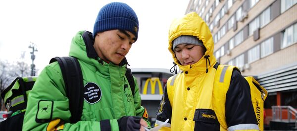 Курьерская доставка еды в Москве - Sputnik Тоҷикистон