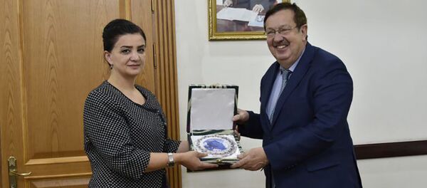 Мулоқоти вазири меҳнат, муҳоҷират ва шуғли аҳолии Ҷумҳурии Тоҷикистон Ширин Амонзода бо Сафири Фақулода ва Мухтори Федератсияи Россия дар Ҷумҳурии Тоҷикистон   Игор Семёнович Лякин – Фролов - Sputnik Тоҷикистон