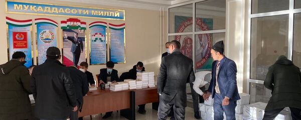 Китоби «Тоҷикон»-и Бобоҷон Ғафуров ба сокинони ноҳияи Мурғоб тақдим гардид - Sputnik Тоҷикистон