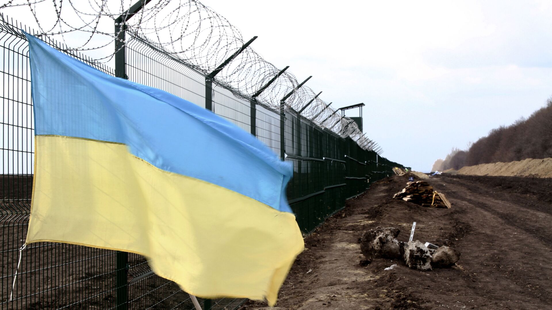  Украинский государственный флаг прикреплен к забору на украинско-российской границе - Sputnik Таджикистан, 1920, 20.08.2021