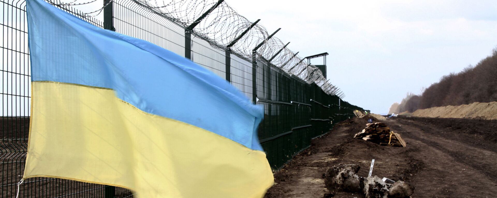  Украинский государственный флаг прикреплен к забору на украинско-российской границе - Sputnik Таджикистан, 1920, 22.04.2021