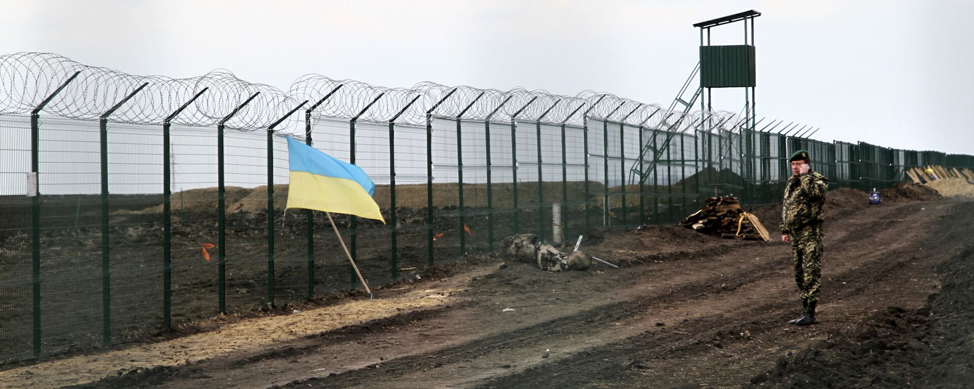 Украинский государственный флаг прикреплен к забору на украинско-российской границе - Sputnik Таджикистан, 1920, 24.02.2021