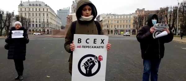 Необъявленный пикет против обысков и задержания латвийских журналистов - Sputnik Тоҷикистон