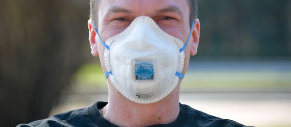 Человек в ресираторе - Sputnik Таджикистан