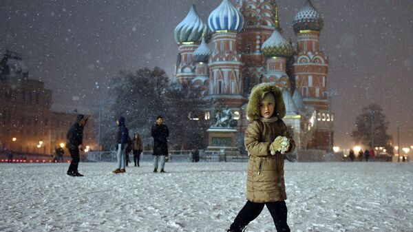 Прохожие во время снегопада на Красной площади в Москве - Sputnik Таджикистан