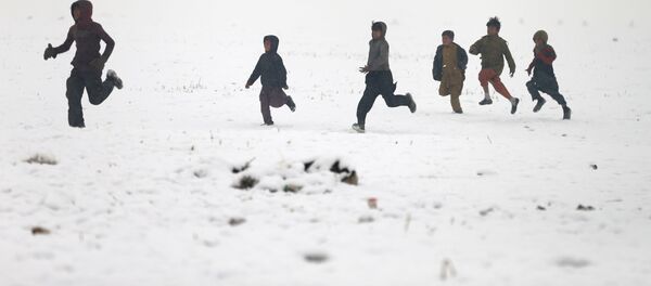 Афганские мальчики играют во время снегопада в Кабуле - Sputnik Таджикистан