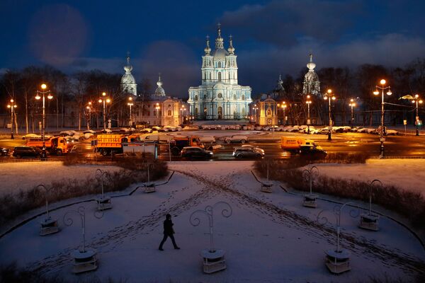 Площадь у Смольного собора после снегопада в Санкт-Петербурге, Россия - Sputnik Таджикистан