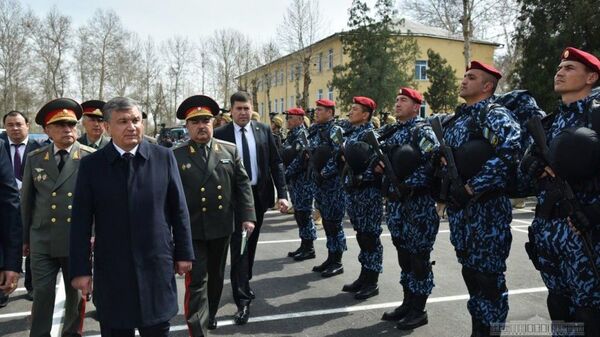 Президенти Ӯзбекистон Шавкат Мирзиёев бо низомиён - Sputnik Таджикистан