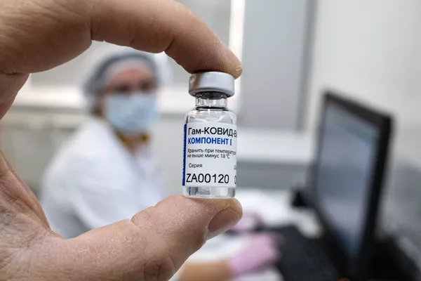 Медработник демонстрирует компонент 1 вакцины от коронавируса Спутник V в прививочном пункте городской поликлиники в Москве