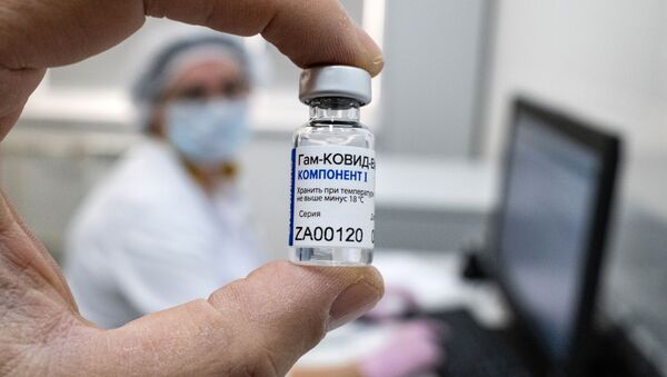 Медработник демонстрирует компонент 1 вакцины от коронавируса Спутник V в прививочном пункте городской поликлиники в Москве - Sputnik Таджикистан