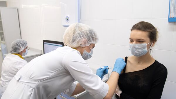 Медработник вводит вакцину от коронавируса Спутник V в прививочном пункте по вакцинации от COVID-19 в городской поликлинике в Москве - Sputnik Таджикистан