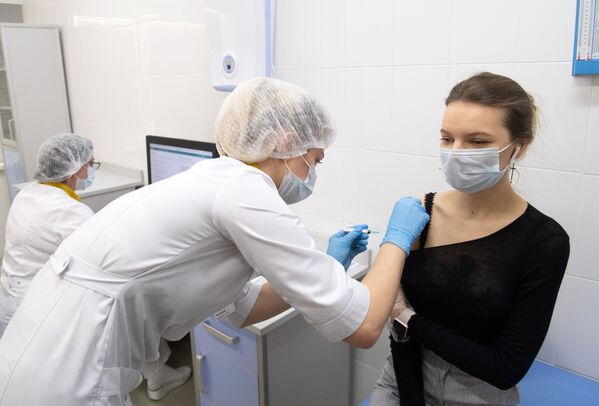 Медработник вводит вакцину от коронавируса Спутник V в прививочном пункте по вакцинации от COVID-19 в городской поликлинике в Москве - Sputnik Тоҷикистон