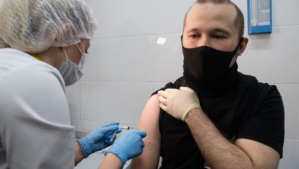 Медработник вводит вакцину от коронавируса Спутник V в прививочном пункте по вакцинации от COVID-19 в городской поликлинике в Москве - Sputnik Тоҷикистон