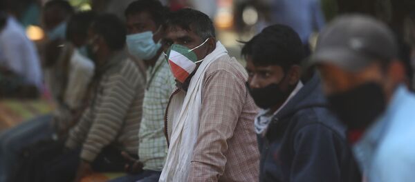 Люди в защитных масках в Индии - Sputnik Тоҷикистон