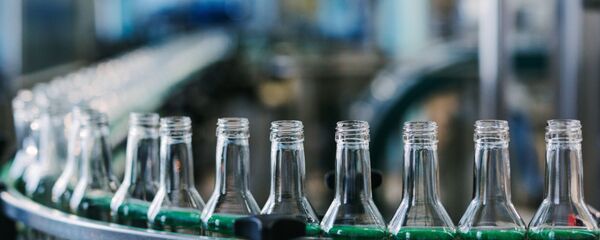 Цех розлива алкогольной продукции, архивное фото - Sputnik Таджикистан