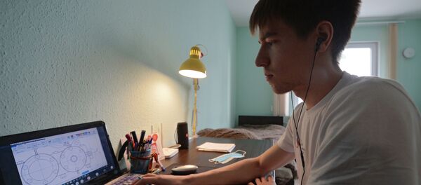 Студент Уральского федерального университета (УрФУ) во время дистанционного обучения Студент Уральского федерального университета (УрФУ) во время дистанционного обучения - Sputnik Таджикистан