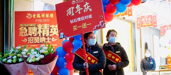 Продавцы ювелирного магазина во время рекламной акции в Ухане, Китай Продавцы ювелирного магазина во время рекламной акции в Ухане, Китай - Sputnik Таджикистан