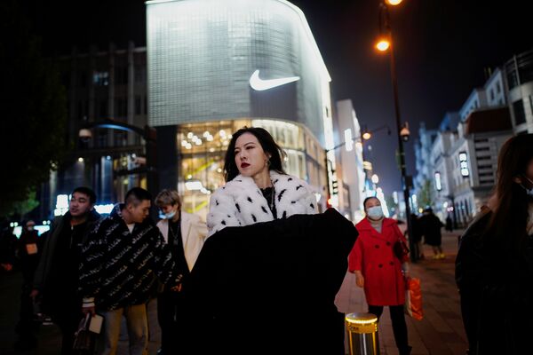 Люди на главной торговой улице в Ухане почти год после начала пандемии  - Sputnik Тоҷикистон