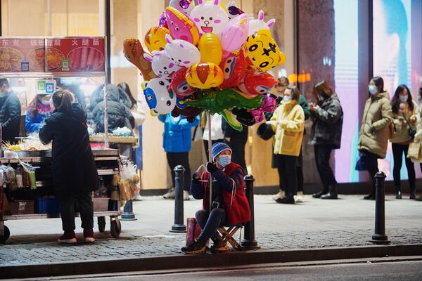 Женщина продает шарики в Ухане почти год после начала пандемии  - Sputnik Тоҷикистон