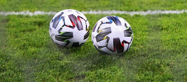 Футбольные мячи на поле стадиона - Sputnik Тоҷикистон