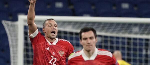 Игрок сборной России Артём Дзюба (слева) радуется забитому мячу - Sputnik Таджикистан