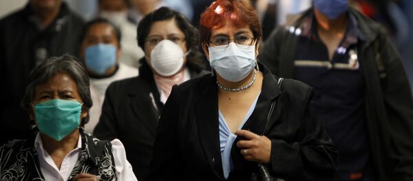 Люди в защитных масках при выходе из метро - Sputnik Тоҷикистон
