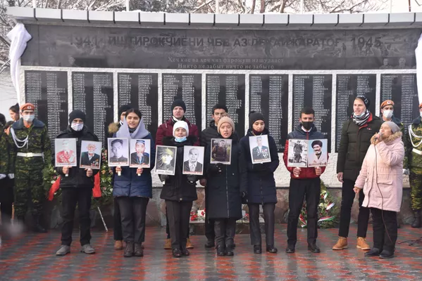 Ифтитоҳи Лавҳаи ёдгорӣ барои иштирокчиёни ҶБВ дар Қаратоғ Ифтитоҳи Лавҳаи ёдгорӣ барои иштирокчиёни ҶБВ дар Қаратоғ - Sputnik Тоҷикистон