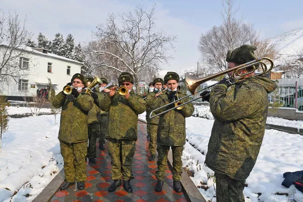 Ифтитоҳи Лавҳаи ёдгорӣ барои иштирокчиёни ҶБВ дар Қаратоғ Ифтитоҳи Лавҳаи ёдгорӣ барои иштирокчиёни ҶБВ дар Қаратоғ - Sputnik Тоҷикистон