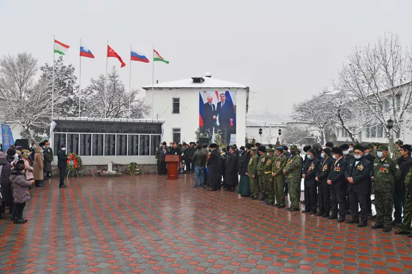 Ифтитоҳи Лавҳаи ёдгорӣ барои иштирокчиёни ҶБВ дар Қаратоғ Ифтитоҳи Лавҳаи ёдгорӣ барои иштирокчиёни ҶБВ дар Қаратоғ - Sputnik Тоҷикистон