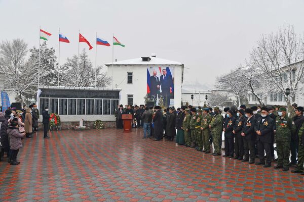 Открытие Мемориала участникам ВОВ в поселке Каратаг - Sputnik Таджикистан