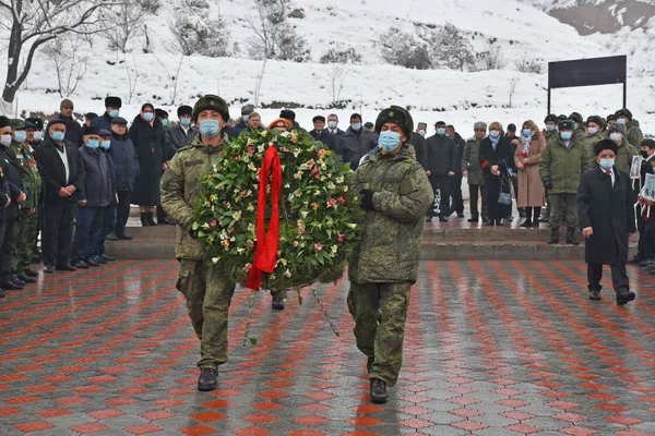 Ифтитоҳи Лавҳаи ёдгорӣ барои иштирокчиёни ҶБВ дар Қаратоғ Ифтитоҳи Лавҳаи ёдгорӣ барои иштирокчиёни ҶБВ дар Қаратоғ - Sputnik Тоҷикистон