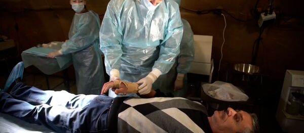 Садҳо захмию бемористонҳои хароб: кумаки пизишкони низомии рус ба сокинони Қарабоғ - YouTube - Sputnik Тоҷикистон