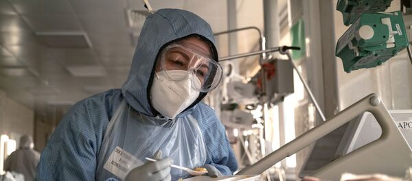 Медицинский сотрудник кормит пациента в отделении реанимации и интенсивной терапии Медицинский сотрудник кормит пациента в отделении реанимации и интенсивной терапии - Sputnik Тоҷикистон